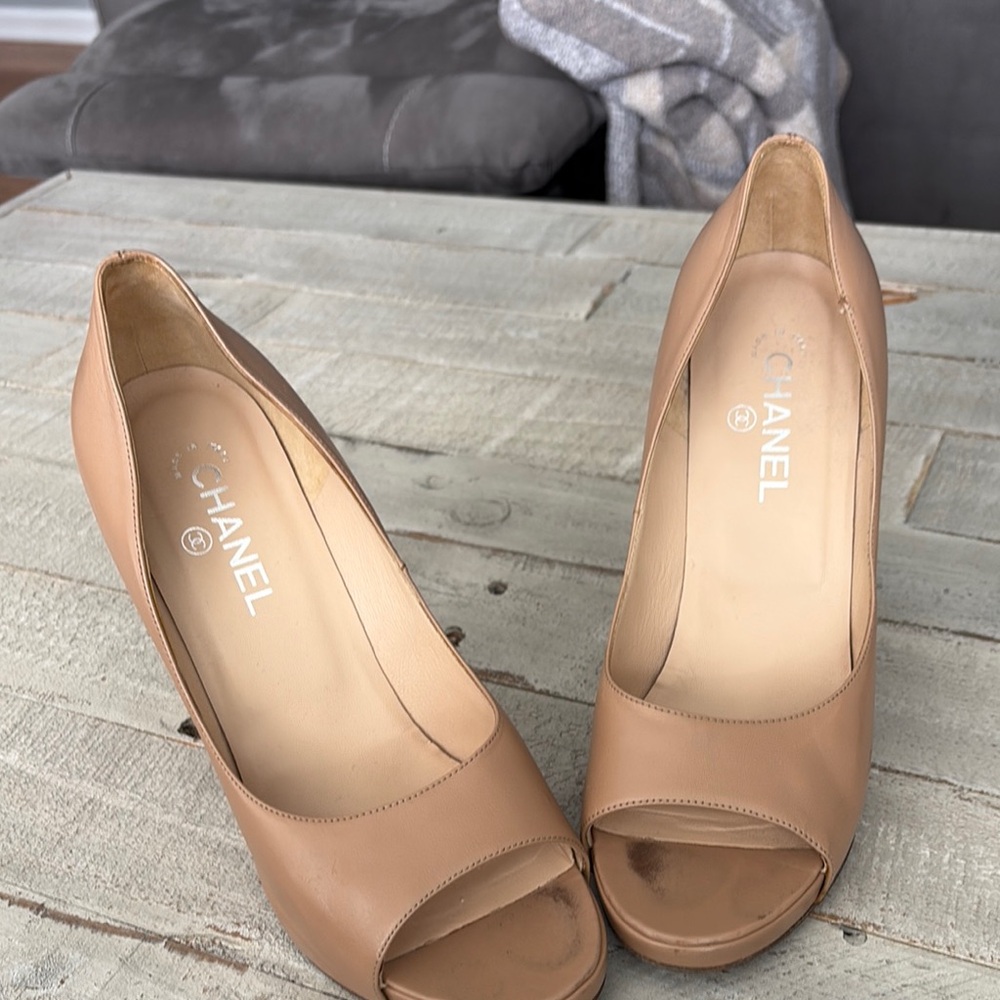 CHANEL Tan Heels Sleek Patent Leather Design - Picture 5 of 7